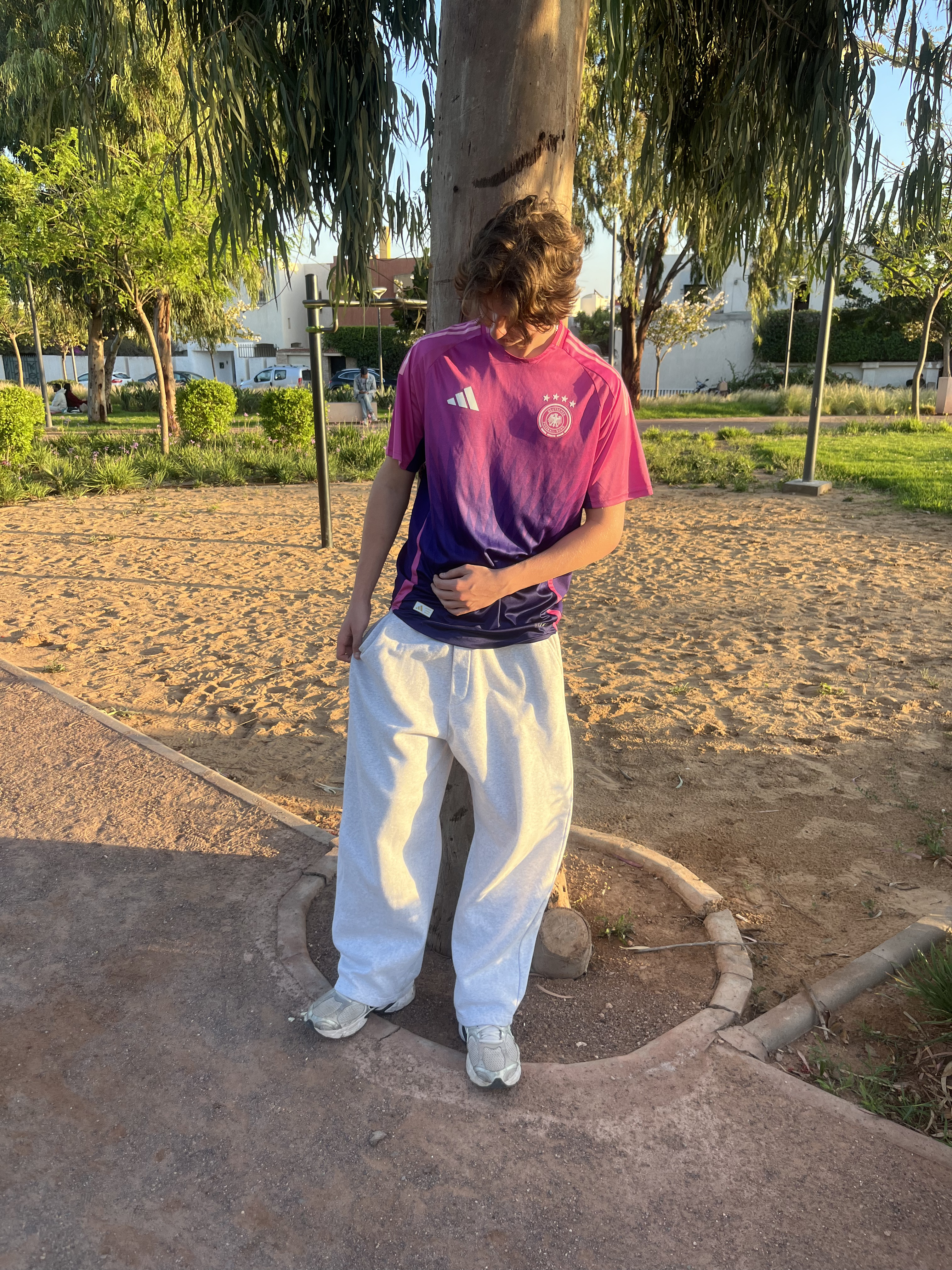 Modele Atlas Eleven assis portant un maillot de la collection 2K26